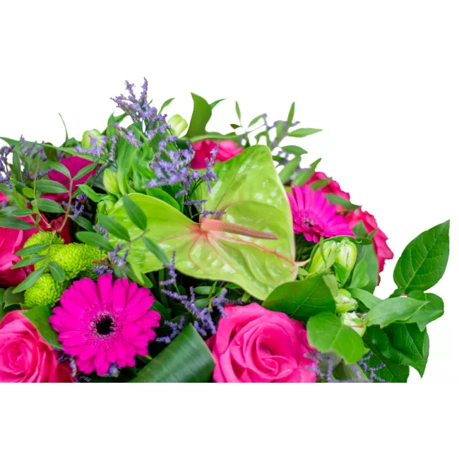 Kytice růžových květů s anthurií